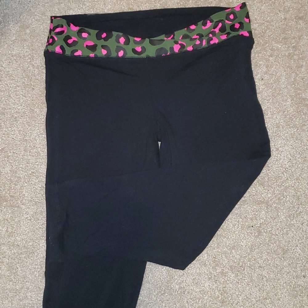Victorias Secret Pink animal print Capri leggings
